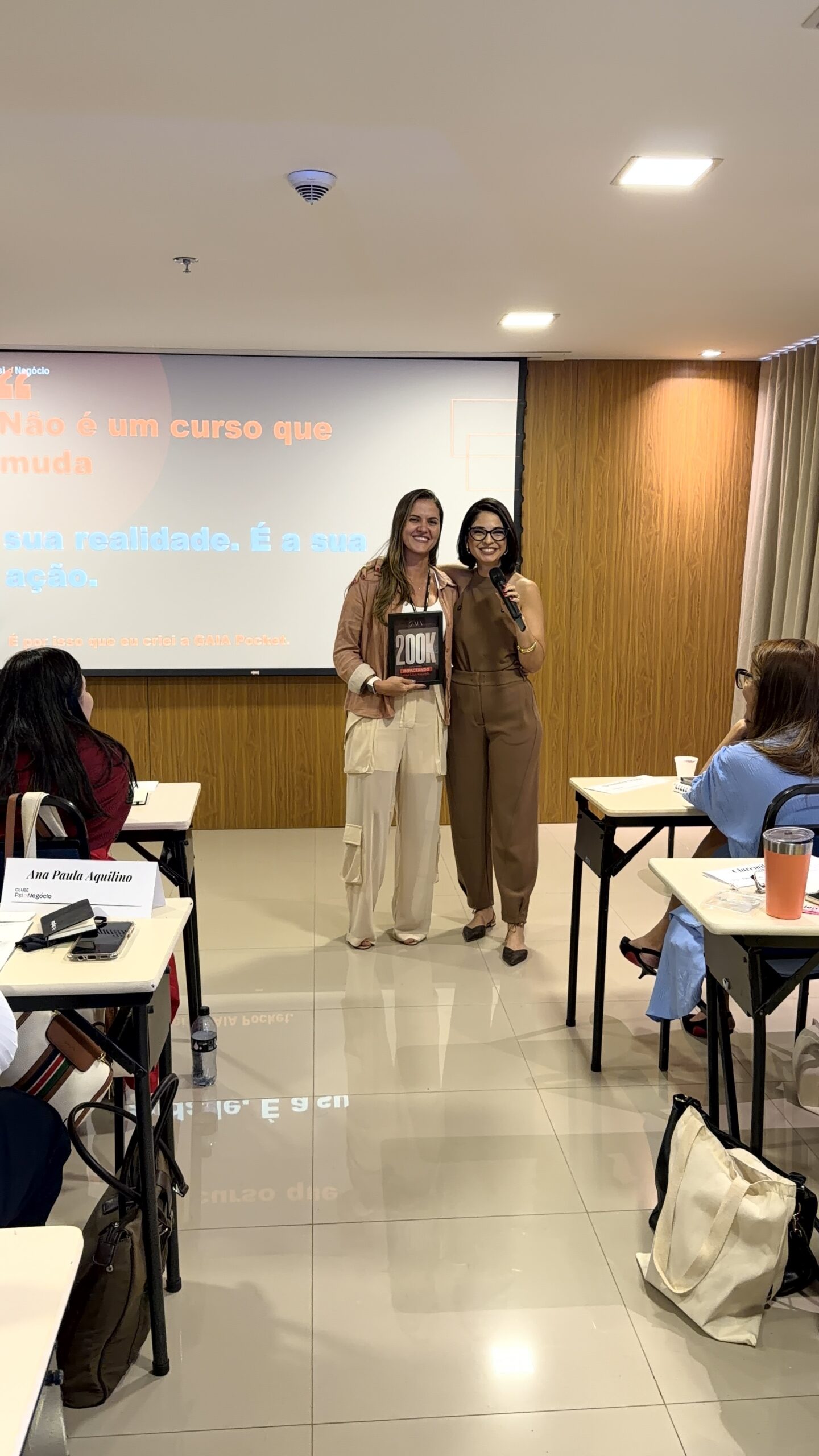 Raquel Tezelli recebendo o prêmio de R$200 mil de faturamento da Bianca Amorim